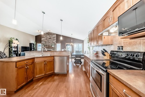 9 Linksview Cv, Spruce Grove, AB - Indoor Photo Showing Kitchen With Double Sink