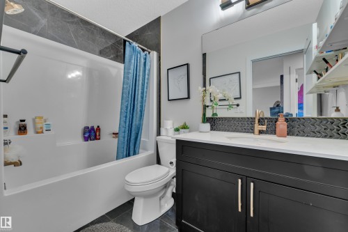 5213 22A Avenue, Edmonton, AB - Indoor Photo Showing Bathroom