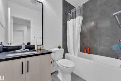 5213 22A Avenue, Edmonton, AB - Indoor Photo Showing Bathroom