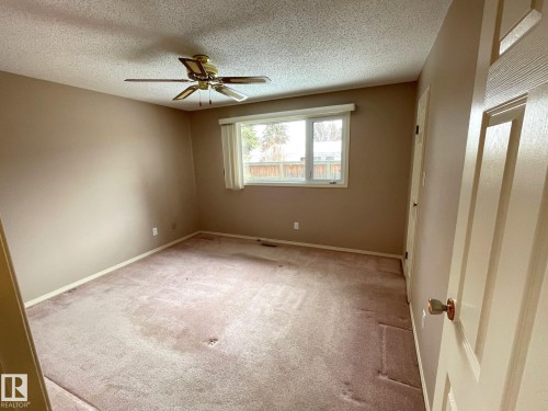 The room features a window with blinds, a ceiling fan, and light-colored walls - 44 Arlington Drive, St. Albert, AB - Indoor Photo Showing Other Room