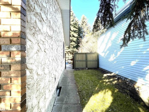 The exterior of the property features a brick column and stucco siding - 44 Arlington Drive, St. Albert, AB - Outdoor