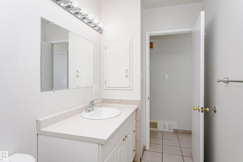 6112 142 Avenue, Edmonton, AB - Indoor Photo Showing Bathroom