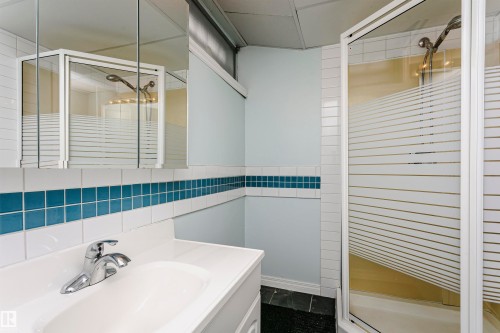 6112 142 Avenue, Edmonton, AB - Indoor Photo Showing Bathroom