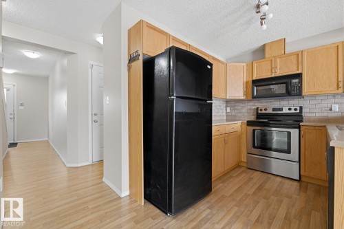 5913 164 Avenue, Edmonton, AB - Indoor Photo Showing Kitchen