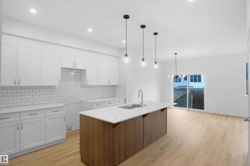 13132 214 Street, Edmonton, AB - Indoor Photo Showing Kitchen With Upgraded Kitchen