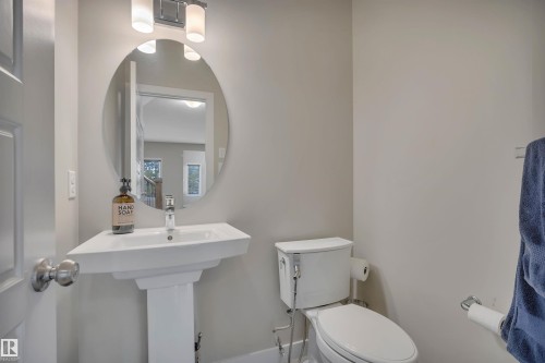 15807 18 Avenue, Edmonton, AB - Indoor Photo Showing Bathroom