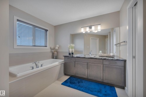 15807 18 Avenue, Edmonton, AB - Indoor Photo Showing Bathroom