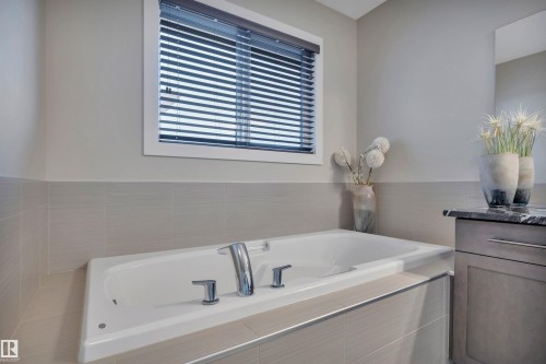 15807 18 Avenue, Edmonton, AB - Indoor Photo Showing Bathroom
