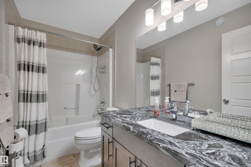 15807 18 Avenue, Edmonton, AB - Indoor Photo Showing Bathroom