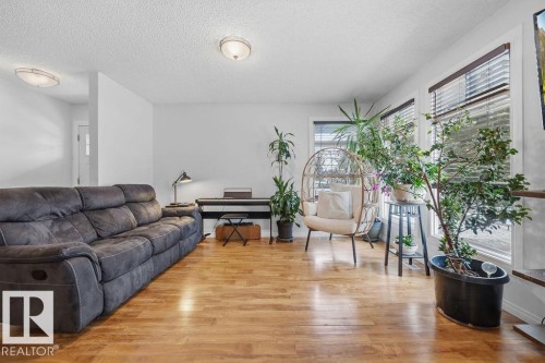 2340 138 Avenue, Edmonton, AB - Indoor Photo Showing Living Room