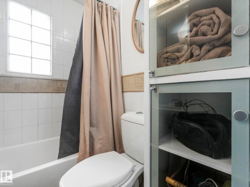 10727 66 Avenue, Edmonton, AB - Indoor Photo Showing Bathroom