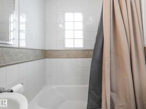 10727 66 Avenue, Edmonton, AB - Indoor Photo Showing Bathroom