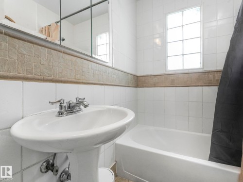 10727 66 Avenue, Edmonton, AB - Indoor Photo Showing Bathroom