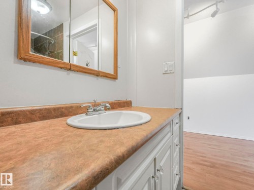 10727 66 Avenue, Edmonton, AB - Indoor Photo Showing Bathroom