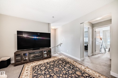 1723 Hammond Crescent Nw, Edmonton, AB - Indoor Photo Showing Living Room