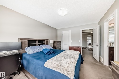 Ensuite and walk in closte facing the front area. - 1723 Hammond Crescent Nw, Edmonton, AB - Indoor Photo Showing Bedroom