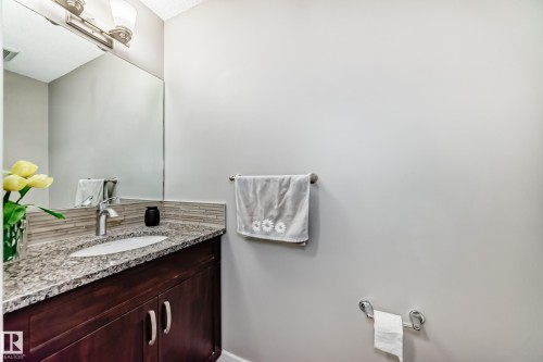 1723 Hammond Crescent Nw, Edmonton, AB - Indoor Photo Showing Bathroom