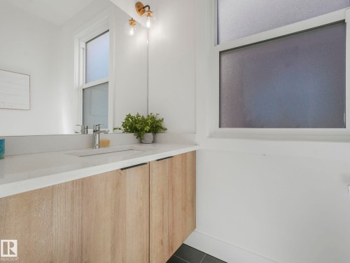 7741 81 Avenue Nw, Edmonton, AB - Indoor Photo Showing Bathroom
