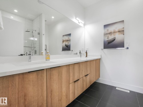 7741 81 Avenue Nw, Edmonton, AB - Indoor Photo Showing Bathroom