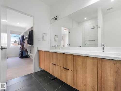 7741 81 Avenue Nw, Edmonton, AB - Indoor Photo Showing Bathroom