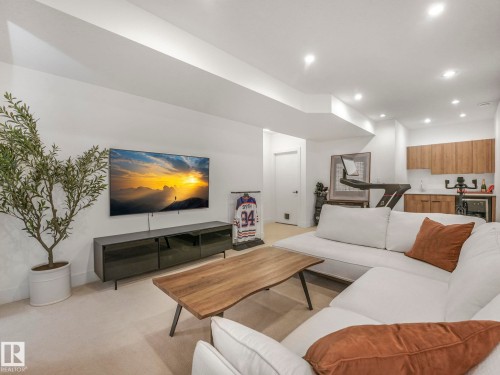 7741 81 Avenue Nw, Edmonton, AB - Indoor Photo Showing Living Room