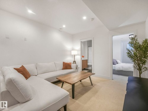7741 81 Avenue Nw, Edmonton, AB - Indoor Photo Showing Living Room