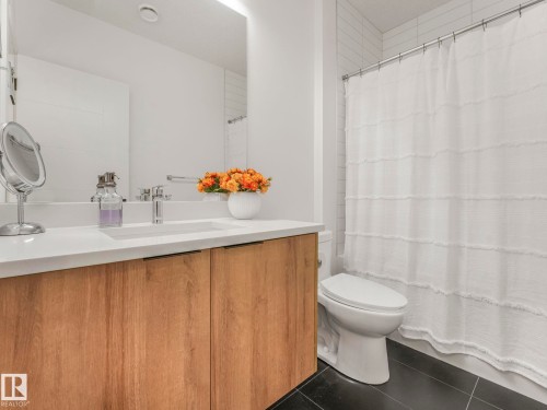 7741 81 Avenue Nw, Edmonton, AB - Indoor Photo Showing Bathroom