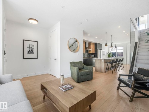 7741 81 Avenue Nw, Edmonton, AB - Indoor Photo Showing Living Room