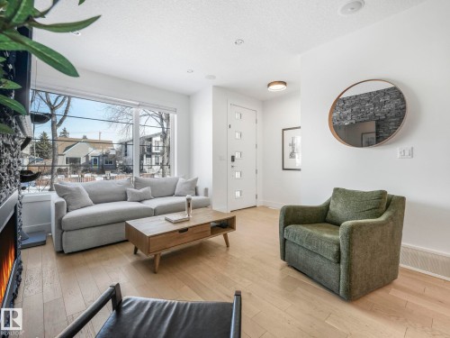 7741 81 Avenue Nw, Edmonton, AB - Indoor Photo Showing Living Room