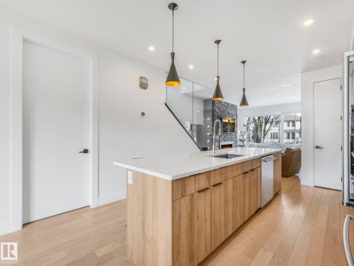 7741 81 Avenue Nw, Edmonton, AB - Indoor Photo Showing Kitchen With Upgraded Kitchen