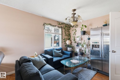 10617 167A Avenue, Edmonton, AB - Indoor Photo Showing Living Room