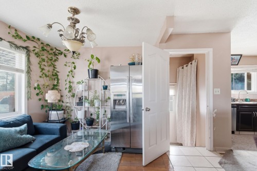 10617 167A Avenue, Edmonton, AB - Indoor Photo Showing Living Room