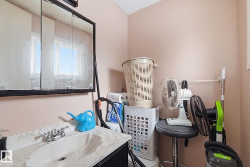 10617 167A Avenue, Edmonton, AB - Indoor Photo Showing Bathroom