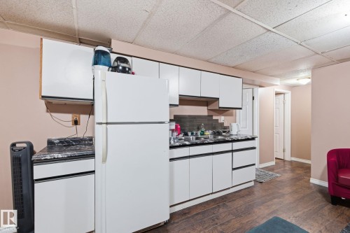 10617 167A Avenue, Edmonton, AB - Indoor Photo Showing Kitchen