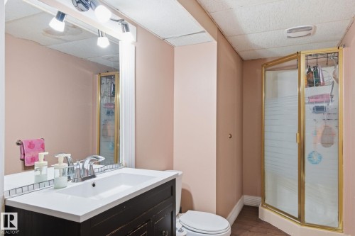 10617 167A Avenue, Edmonton, AB - Indoor Photo Showing Bathroom