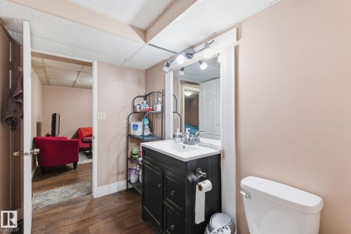 10617 167A Avenue, Edmonton, AB - Indoor Photo Showing Bathroom