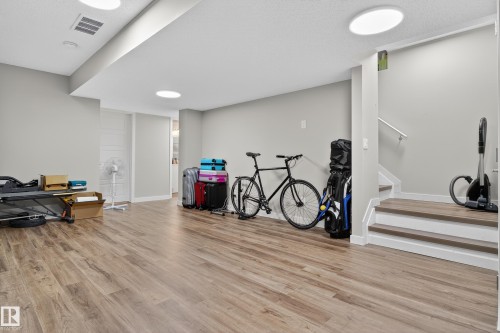 1536 22 St Nw, Edmonton, AB - Indoor