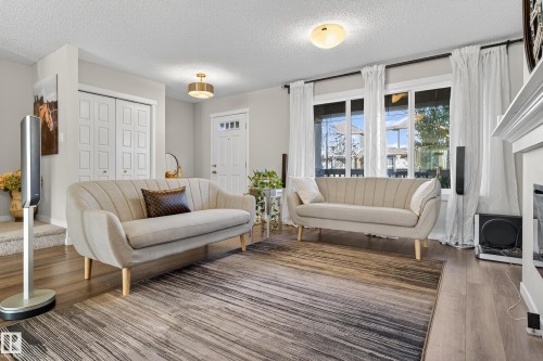 1536 22 St Nw, Edmonton, AB - Indoor Photo Showing Living Room