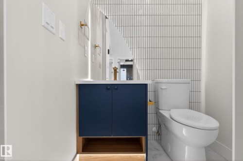 1129 Gyrfalcon Crescent, Edmonton, AB - Indoor Photo Showing Bathroom