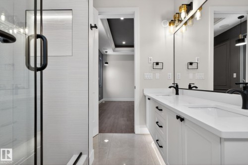 1129 Gyrfalcon Crescent, Edmonton, AB - Indoor Photo Showing Bathroom