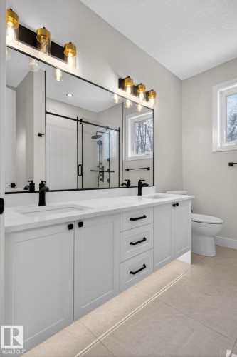1129 Gyrfalcon Crescent, Edmonton, AB - Indoor Photo Showing Bathroom