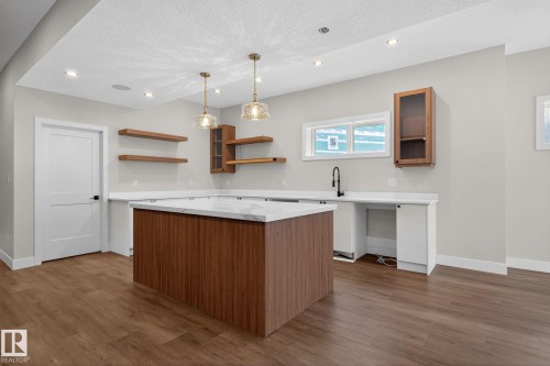 1129 Gyrfalcon Crescent, Edmonton, AB - Indoor Photo Showing Kitchen