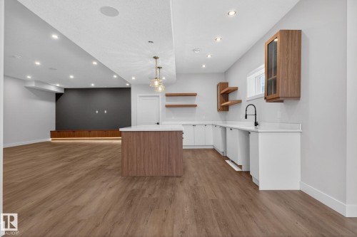 1129 Gyrfalcon Crescent, Edmonton, AB - Indoor Photo Showing Kitchen