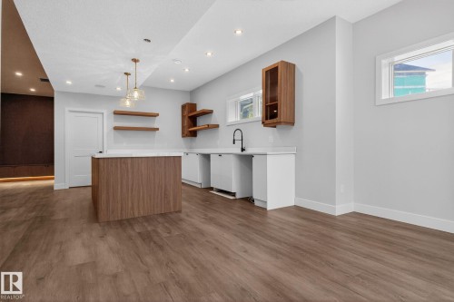1129 Gyrfalcon Crescent, Edmonton, AB - Indoor Photo Showing Kitchen
