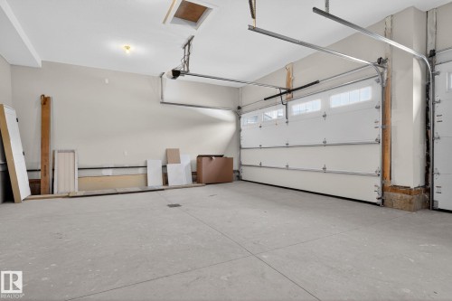 1129 Gyrfalcon Crescent, Edmonton, AB - Indoor Photo Showing Garage