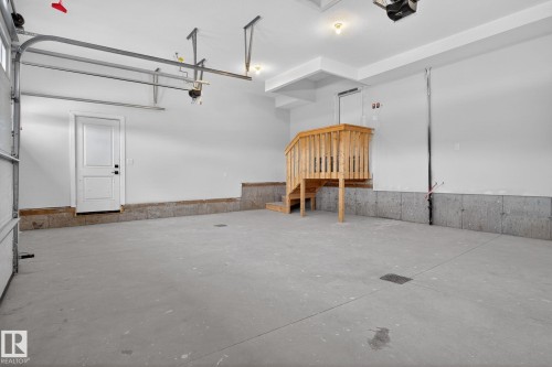 1129 Gyrfalcon Crescent, Edmonton, AB - Indoor Photo Showing Garage