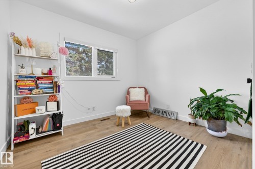 Sitting room featuring light wood finished floors - 8604 142 Street, Edmonton, AB - Indoor