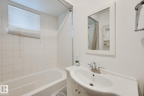 11114 80 Avenue Nw, Edmonton, AB - Indoor Photo Showing Bathroom