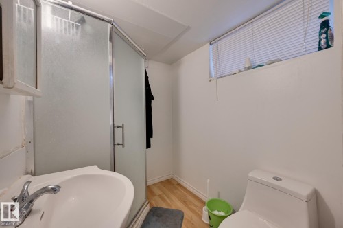 11114 80 Avenue Nw, Edmonton, AB - Indoor Photo Showing Bathroom