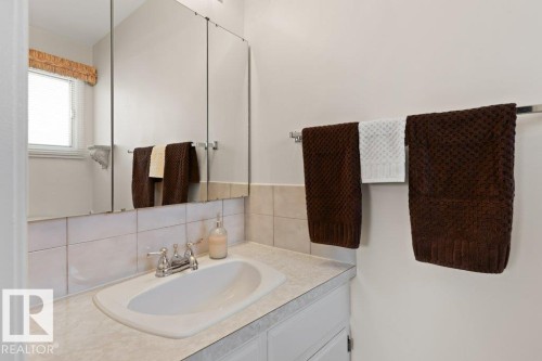 9512 147 Avenue, Edmonton, AB - Indoor Photo Showing Bathroom